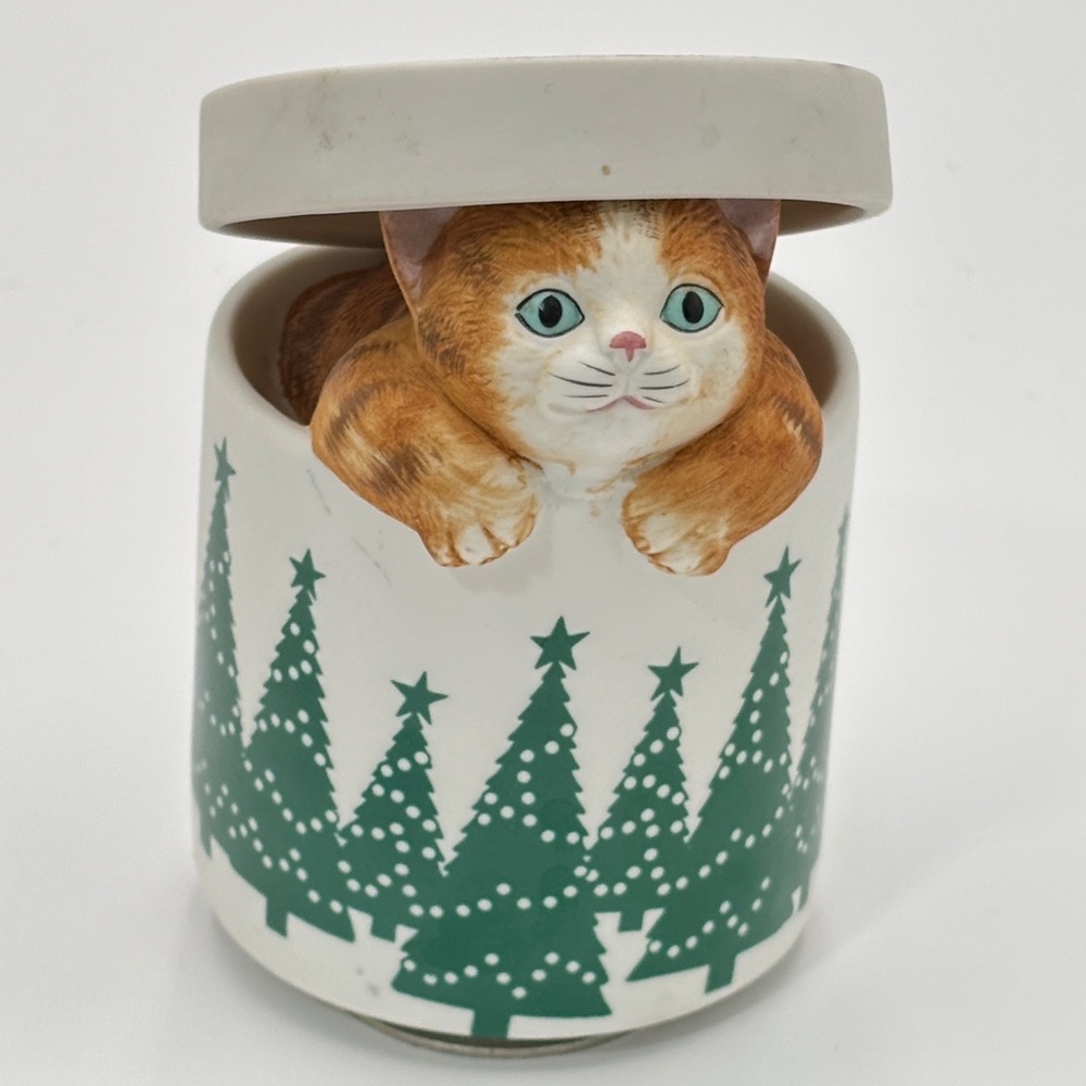 Vintage Samaco Kitten in Present Musical Porecelain Music Box.